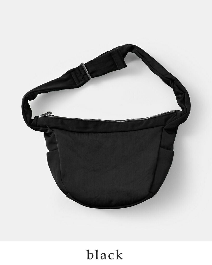 ITTI イッチ 撥水 三日月型 ショルダーバッグ ANNIE PUFFER TOWN MOON