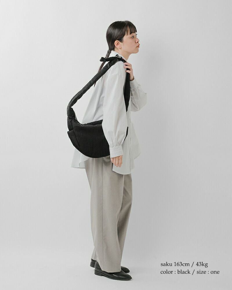 ITTI イッチ 撥水 三日月型 ショルダーバッグ ANNIE PUFFER TOWN MOON