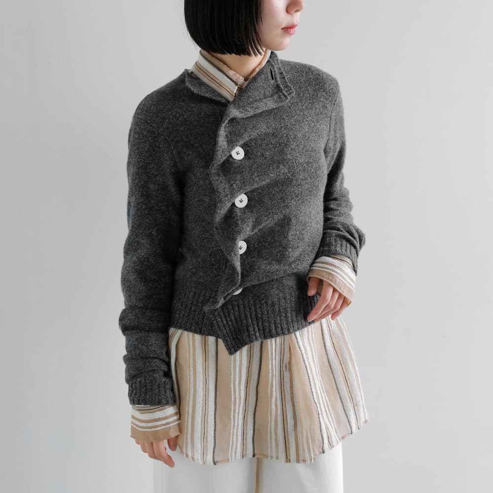 BARNEYS NEW YORK - アカネウツノミヤ akane utsunomiya アシンメトリーカーディガン 2026aw新作] AKANE UTSUNOMIYA アカネウツノミヤ スーパーファイン