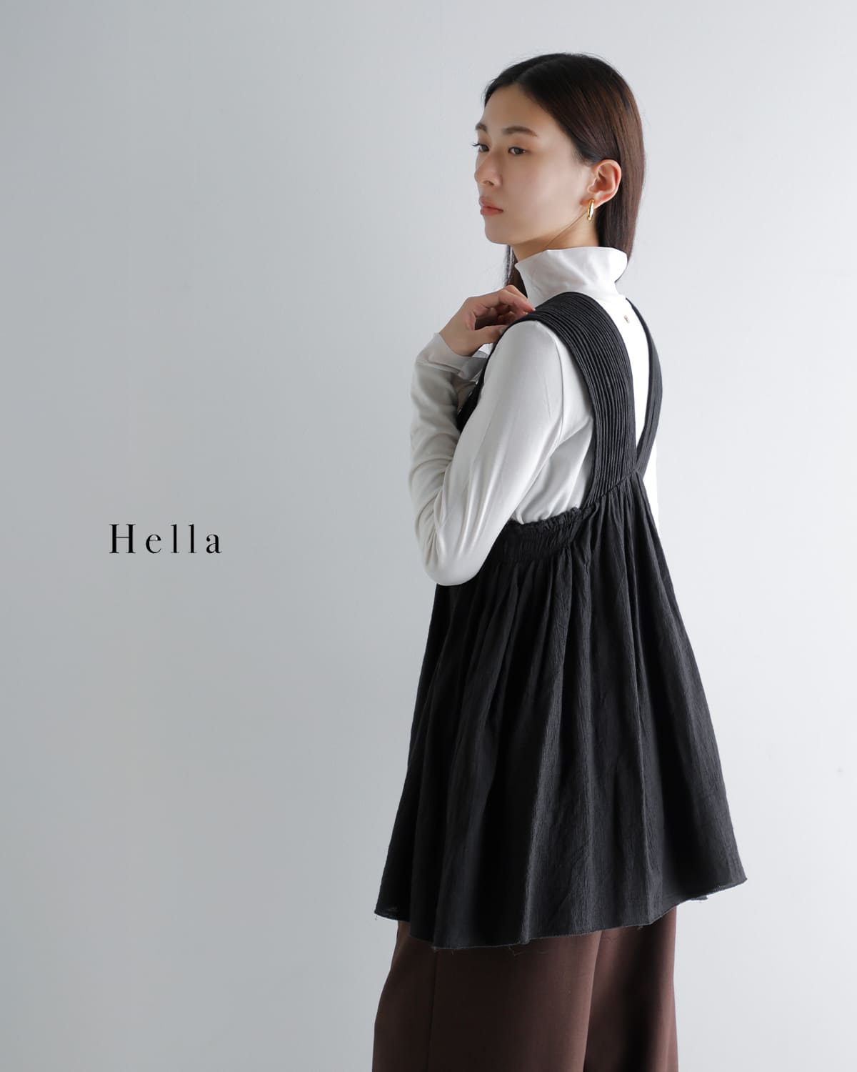 Hella ヘラ コットンクレープ Vネック ギャザー トップス “COTTON