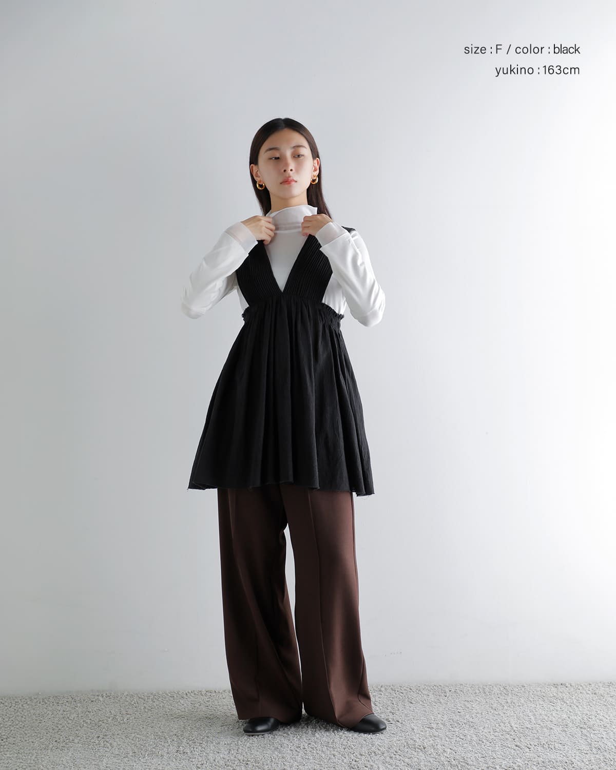 Hella ヘラ コットンクレープ Vネック ギャザー トップス “COTTON