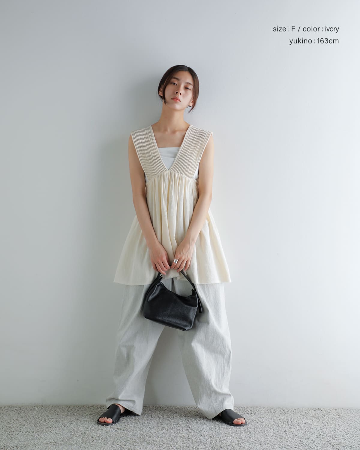 Hella ヘラ コットンクレープ Vネック ギャザー トップス “COTTON