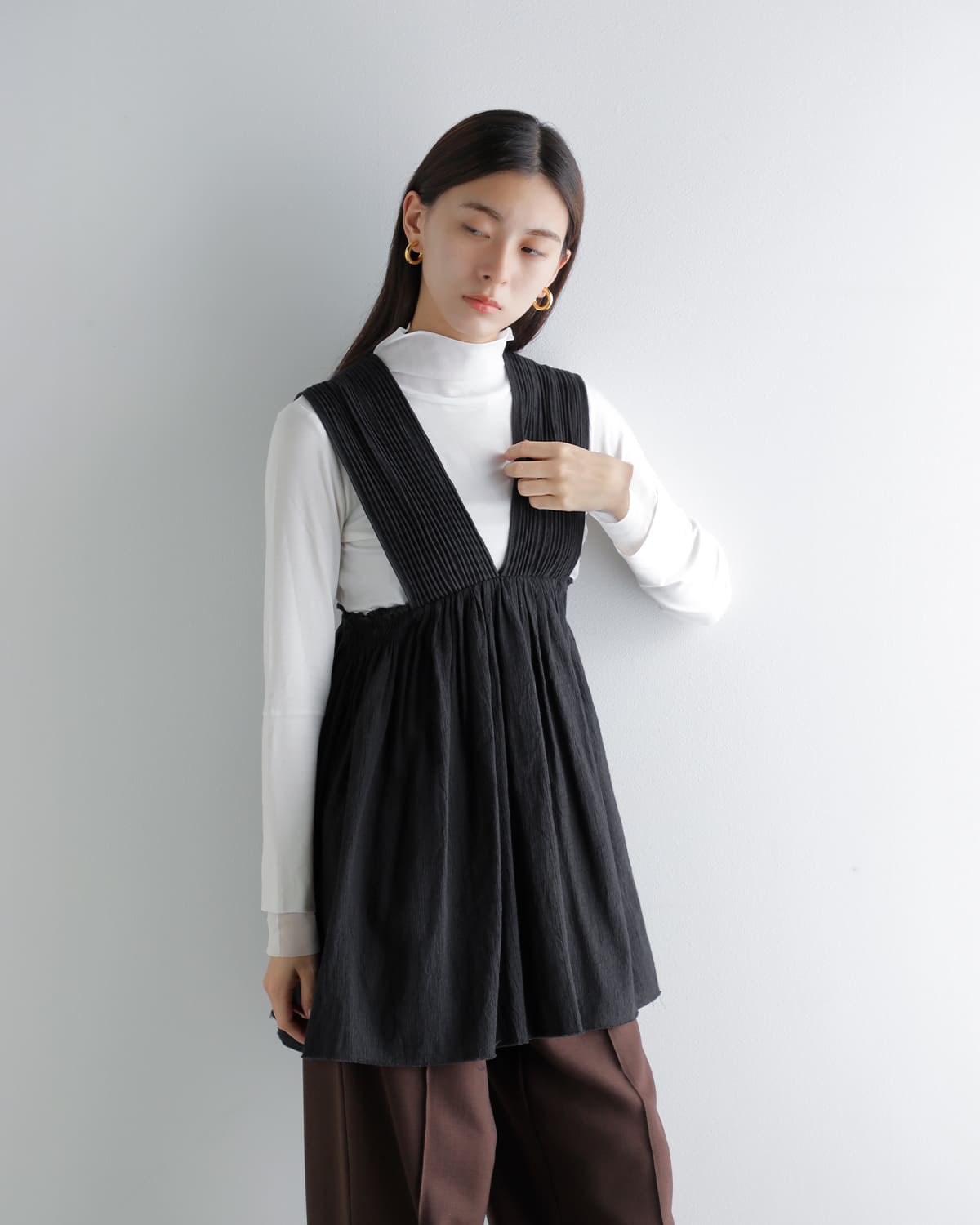Hella ヘラ コットンクレープ Vネック ギャザー トップス “COTTON