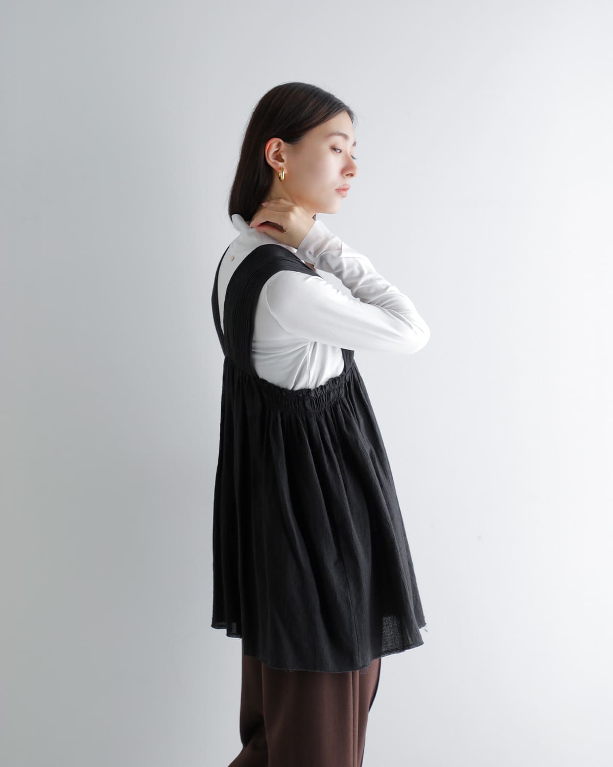 Hella ヘラ コットンクレープ Vネック ギャザー トップス “COTTON