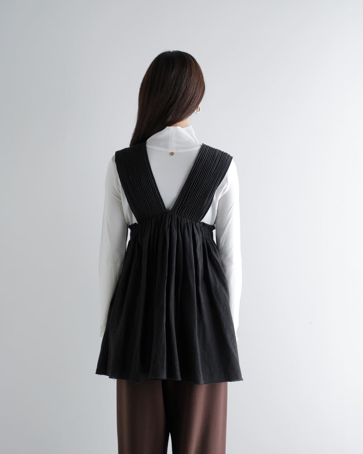 Hella ヘラ コットンクレープ Vネック ギャザー トップス “COTTON