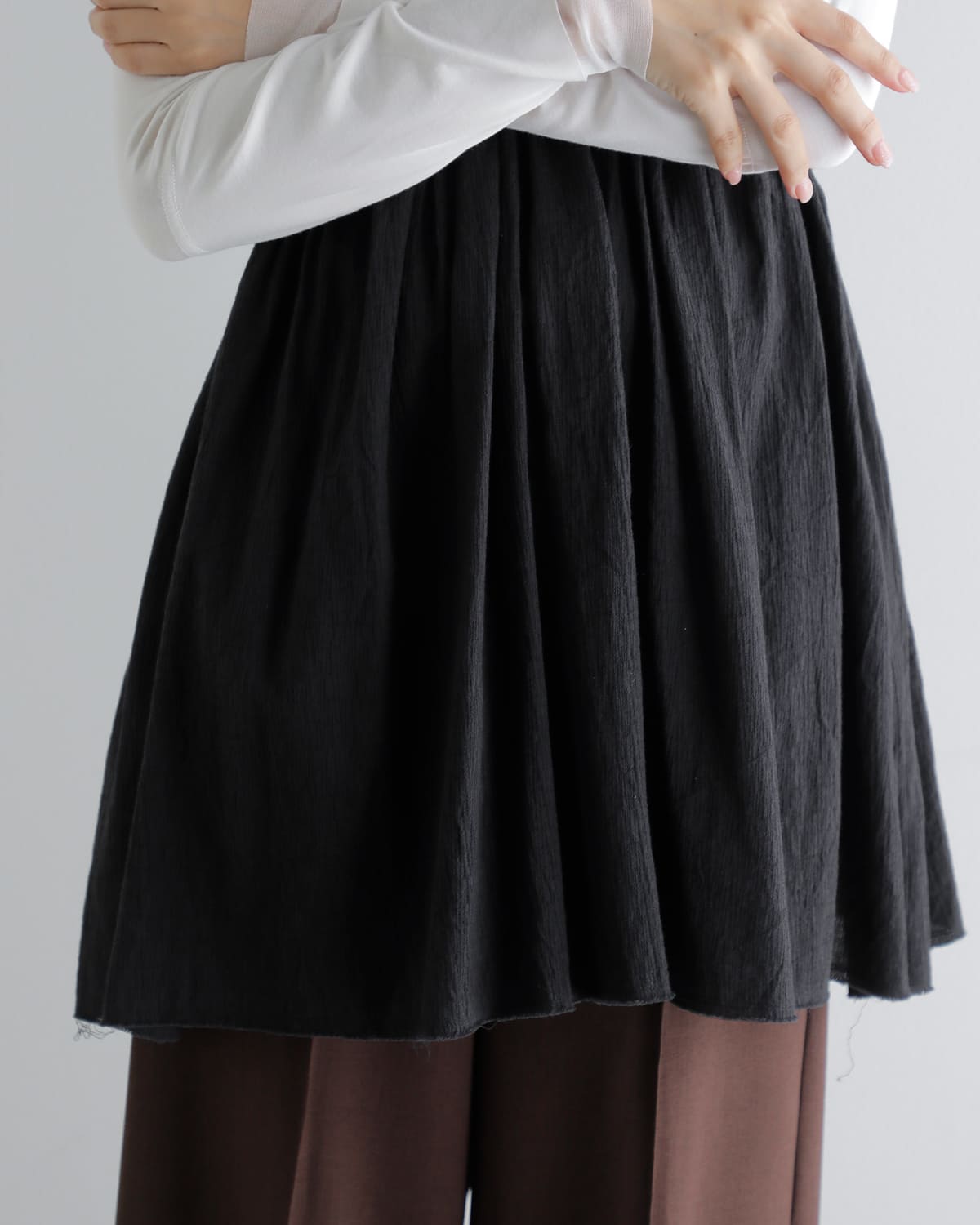 Hella ヘラ コットンクレープ Vネック ギャザー トップス “COTTON