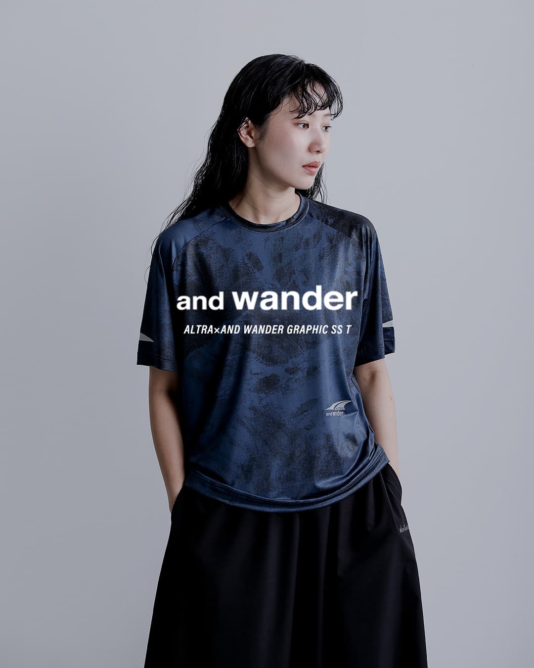and wander アンドワンダー ×ALTRA アルトラ グラフィック 半袖Tシャツ
