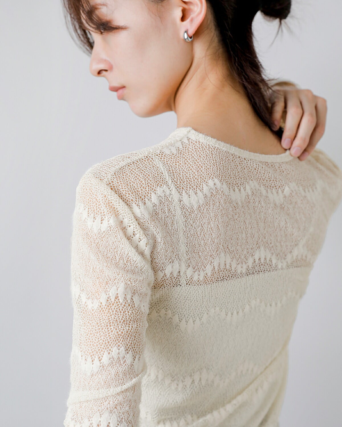 Hella ヘラ フロック レース シアー トップ Flocked Lace Sheer Top