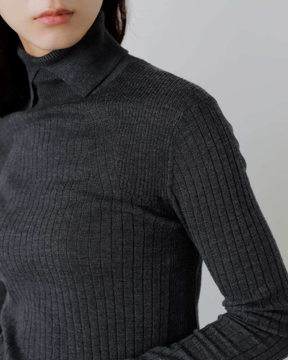 CINOH チノ ウール 配色袖 タートルネックニット 15.5 MICRON WOOL